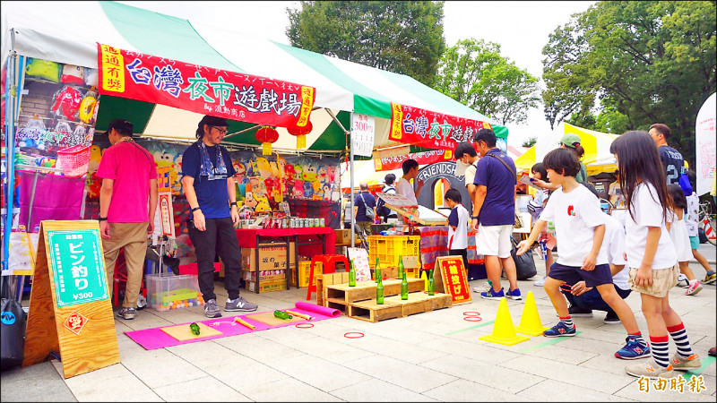 台灣夜市獨有的「套圈圈」跟「釣酒瓶」遊戲，在日本上野公園原汁原味呈現。（記者董柏廷攝）