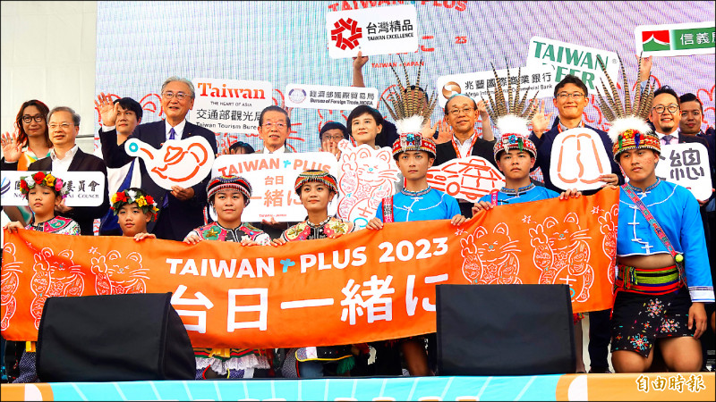 文化總會舉辦的「TAIWAN PLUS 」16日在東京上野公園開幕，文總副會長鄭麗君（後排中）、駐日代表謝長廷（後排左3）、日華懇會長古屋圭司（後排左2）及日台交流協會理事長谷崎泰明（後排右3）、自民黨青年局代理局長藤原崇眾議員（後排右2）等人出席開幕式。（記者林翠儀攝）