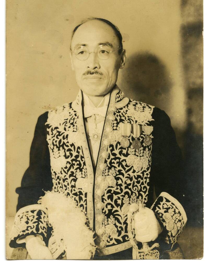 若槻道隆校長著全套大禮服照片。（圖片來源／成大博物館典藏、徐琳安家族捐贈照）