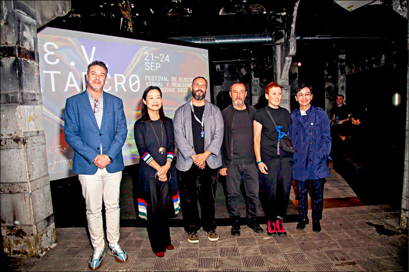 駐西班牙代表處文化組長張祐瑄（右起），與大會策展人Cristina de Silva、Nacho de la Vega、馬德里屠宰場藝文特區（Matadero）總監José Luis Ramos Romo、我國駐西班牙代表處張俊菲大使、馬德里市政府文化活動處長Rafael Cabrera，於開幕合影。（駐西班牙代表處文化組提供）