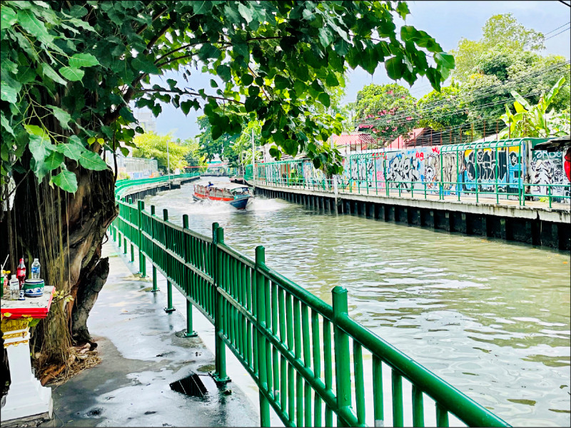 利用運河搭船通勤很好，不會遇到曼谷惱人的堵車和天氣。但是，船會拋錨！