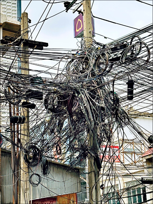 曼谷街頭的特徵，就是電線桿上纏繞著前世今生的電線。