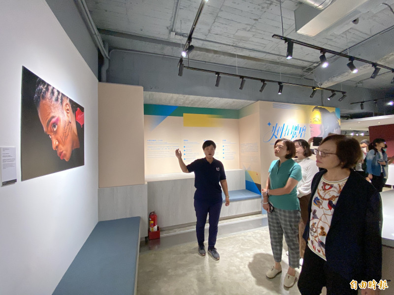 「Women in Sports女性在體壇國際攝影大賽」影像巡迴展，台灣運動好事協會執行長劉柏君（中）進行導覽。（記者歐素美攝）