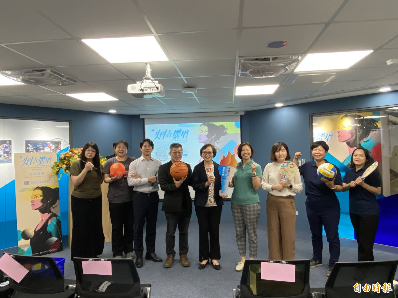 「Women in Sports女性在體壇國際攝影大賽」影像巡迴展，中部首場校園展27日在弘光科大開幕。（記者歐素美攝）
