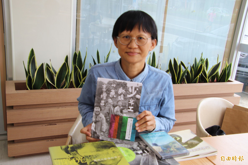 紀錄片導演古少騏除了拍攝紀錄片，著作也不少，圖為她去年獲文化部補助出版的「「少年工、新玻、竹東、李增昌」攝影圖文書。（記者黃美珠攝）