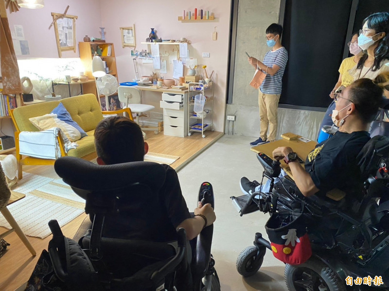 院生參觀《新潮〇Life in Circle》  體驗青年生活樣貌  感受6種人生和6種視角的房間。（記者翁聿煌攝）