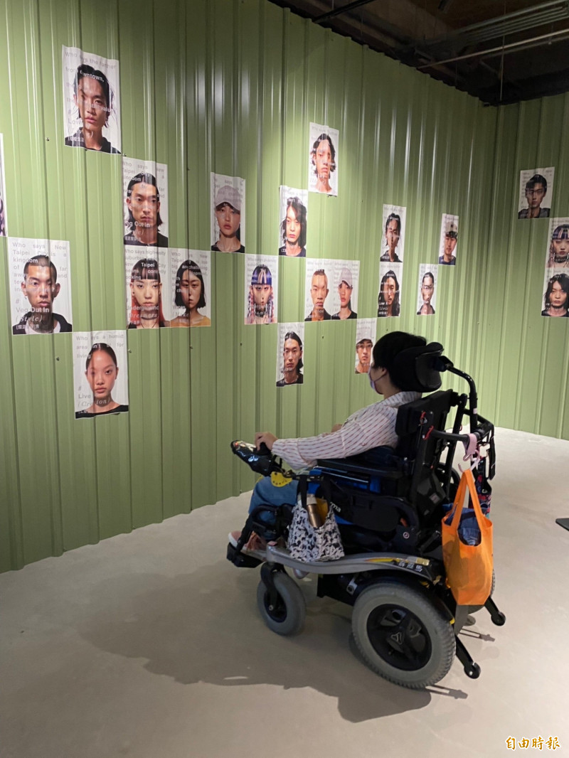 八里愛心教養院生彥如，自己有在學設計，她 對AI技術生成的虛擬影像感到新奇。（記者翁聿煌攝）