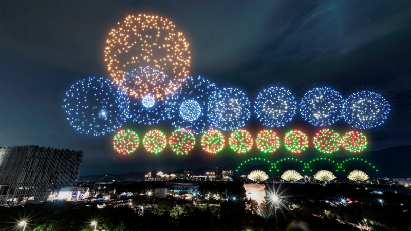 台灣設計展將在新北市鶯歌區登場，活動首週的週末將有高空煙火演出。圖為煙火模擬圖。（新北市文化局提供）