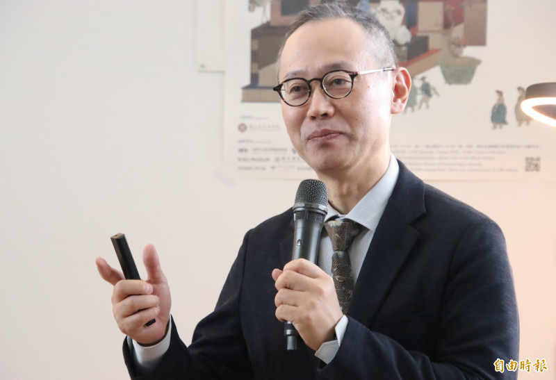 日本大阪東洋陶磁美術館學藝主任小林仁介紹展品。（記者林宜樟攝）