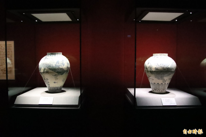 大阪東洋陶磁美術館更首次將兩件「青花龍紋罐」同時展出，非常難得。（記者林宜樟攝）