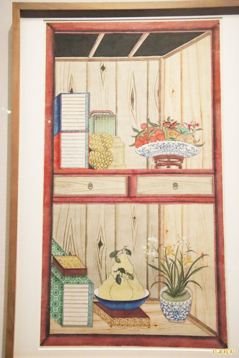 荷蘭國立博物館借展展件「飾有中國文物的壁紙」，有柚子、荔枝等水果，還有賭具。（記者林宜樟攝）