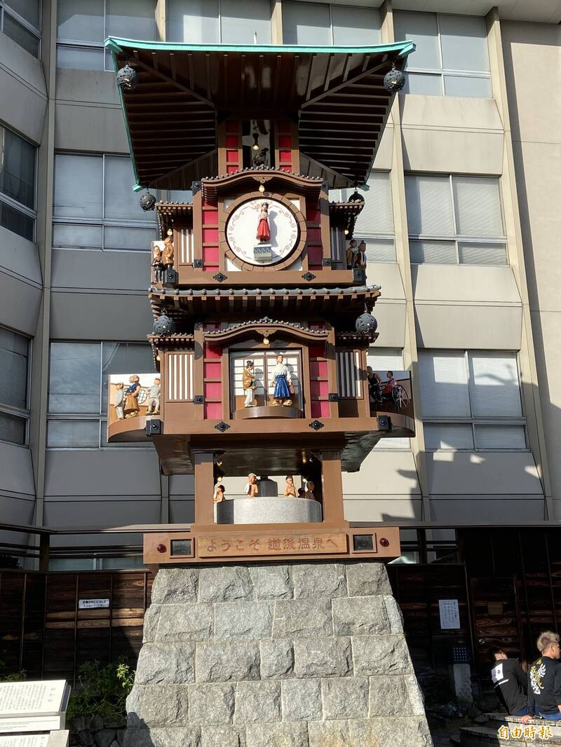 道後溫泉區相當著名的少爺機關鐘，每個小時會表演一次。（記者周幸叡攝）