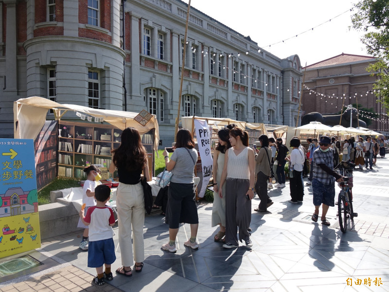台文館迎接20週年館慶，今起兩天（14、15日）舉行「文學暢秋日市集」，超過80個品牌攤位，吸引週末人潮。（記者洪瑞琴攝）