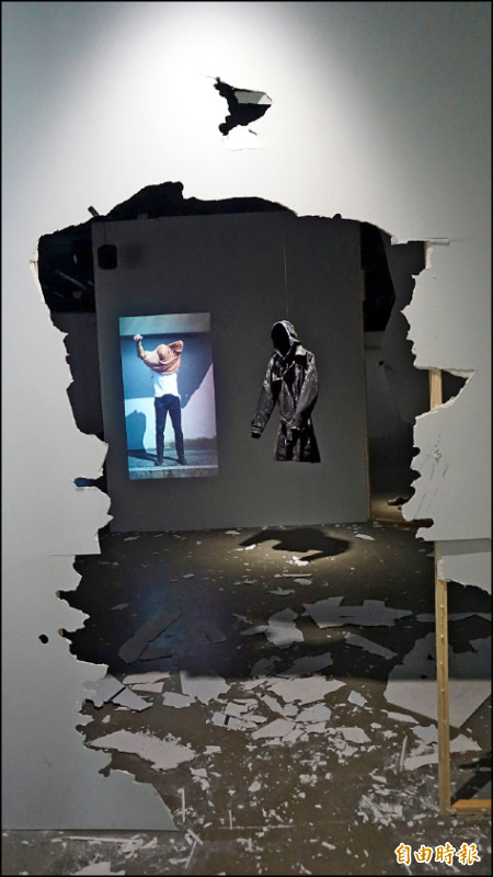 入口處以「破牆」象徵衝破心理複雜糾葛的陰暗面。（記者董柏廷攝）