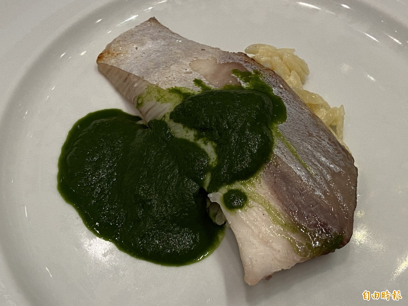 台北大倉久和大飯店以大分縣食材烹調創作料理，圖為「酒釀醃鰤魚佐核桃菠菜醬」。（記者周幸叡攝）