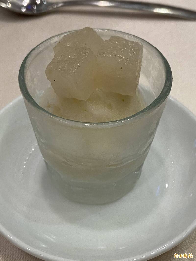 以大分縣農產品做成的甜點「大分酸橙雪酪襯大分日田梨」。（記者周幸叡攝）