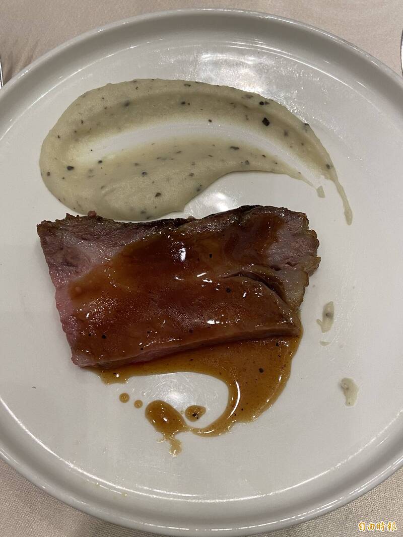 以大分和牛創作的料理「爐烤大分和牛沙朗佐和牛肉汁」。（記者周幸叡攝）