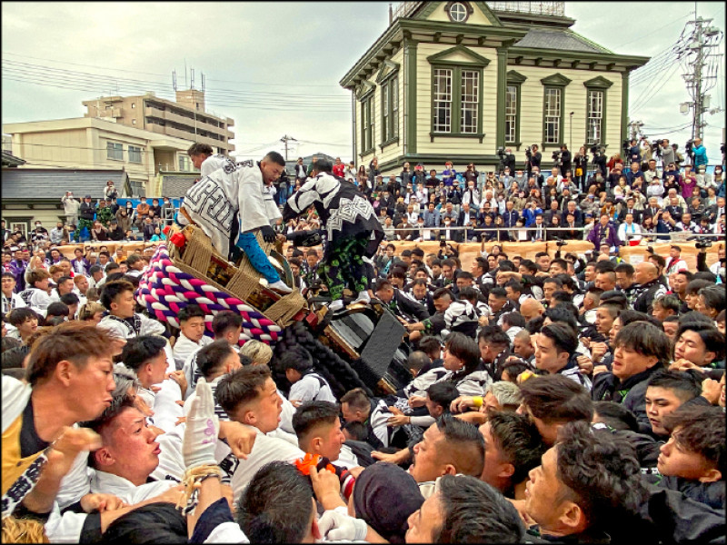 10月7日當天上午，正在進行的「鉢合」（撞神轎）活動盛況。