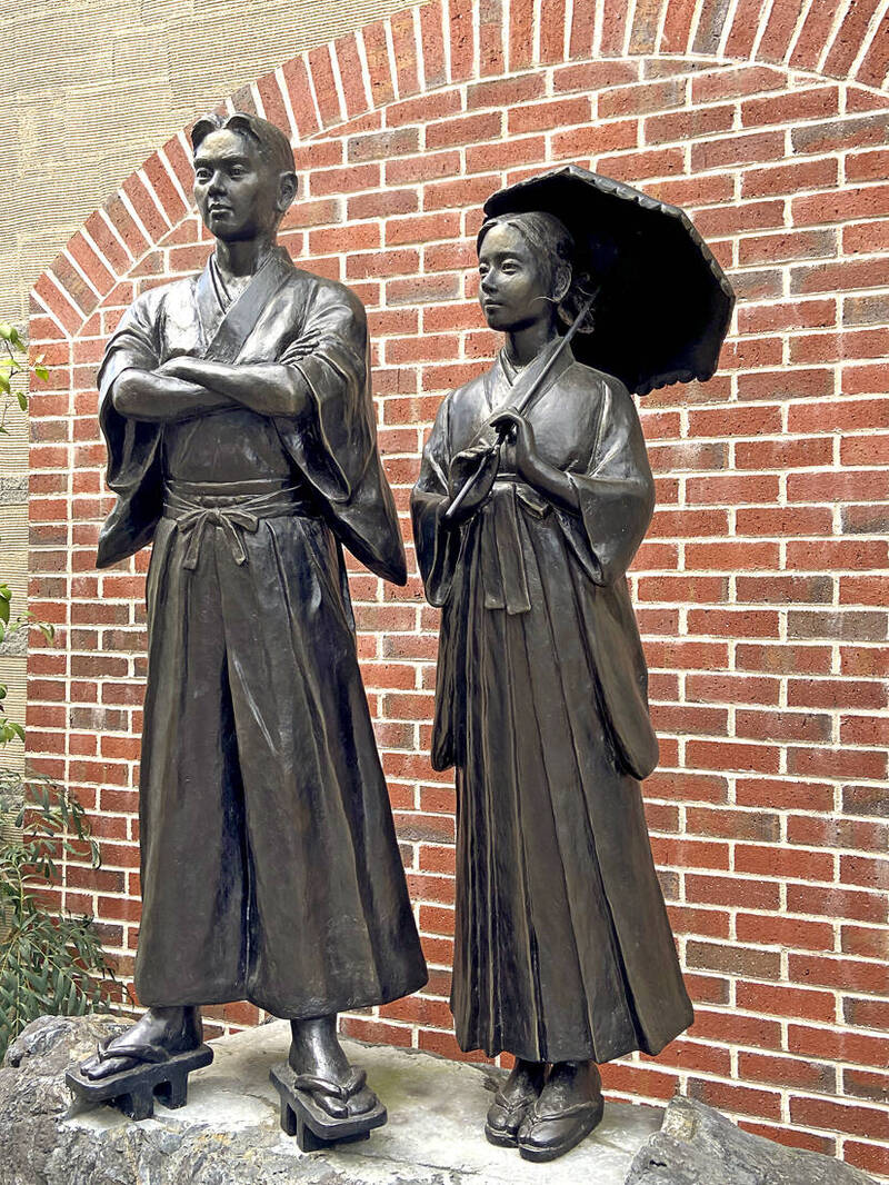 來到松山，常見到夏目漱石小說《少爺》中的人物：少爺和瑪丹娜。