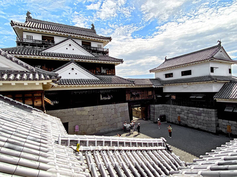 松山城是連立式平山城，象徵城堡的「大天守」和3座「小天守」，以「渡櫓」建築相連。