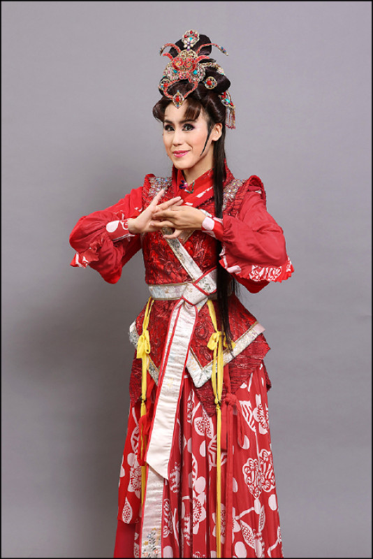 明華園總團青年演員新作陳昭賢恢復女兒身，飾演「日審陽、夜斷陰」賣命工作的女判官。（明華園總團提供）