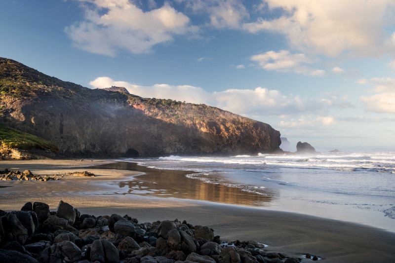 奧克蘭是《海盜追殺令》第2季的重要拍攝地，圖為比塞爾斯海灘。（紐西蘭觀光局提供）