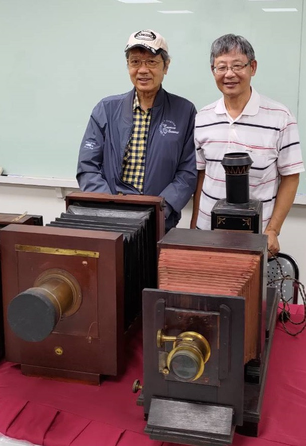 南投縣政府文化局骨董相機展，展出游克用先生（右）收藏的骨董相機，並請高雄市攝影學會吳成光老師（左）協助筞展。（南投縣文化局提供）