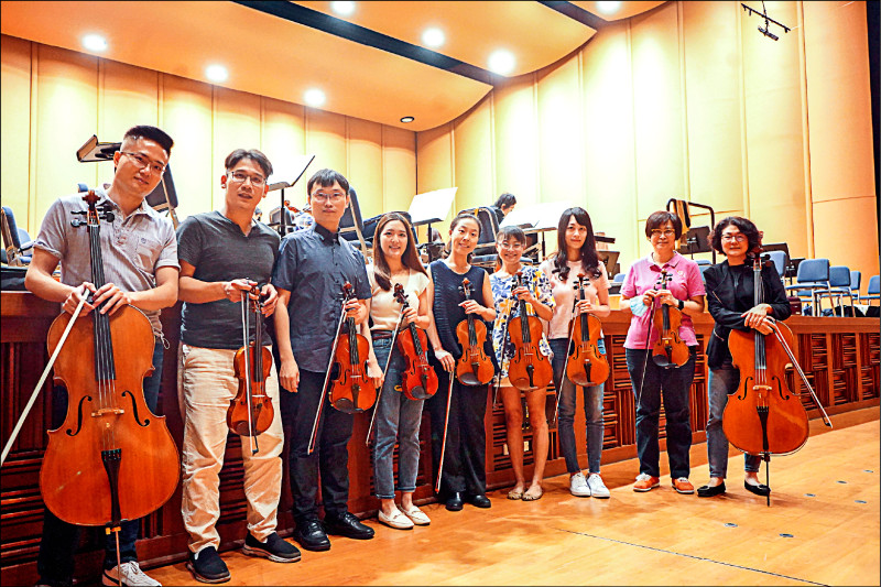 國台交音樂家們持奇美基金會提供的8把波吉名琴，加上小提琴家丁章媛（中）所使用由私人收藏借用的1952年波吉名琴，「8+1」把波吉Poggi名琴同台格外吸睛。
（國台交提供）