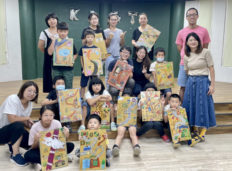 拯民國小學生以自身對家鄉的觀察，繪製專屬於自己的虎尾地圖，將在伏流祭當天展出。（「雲林100種生活」團隊提供）