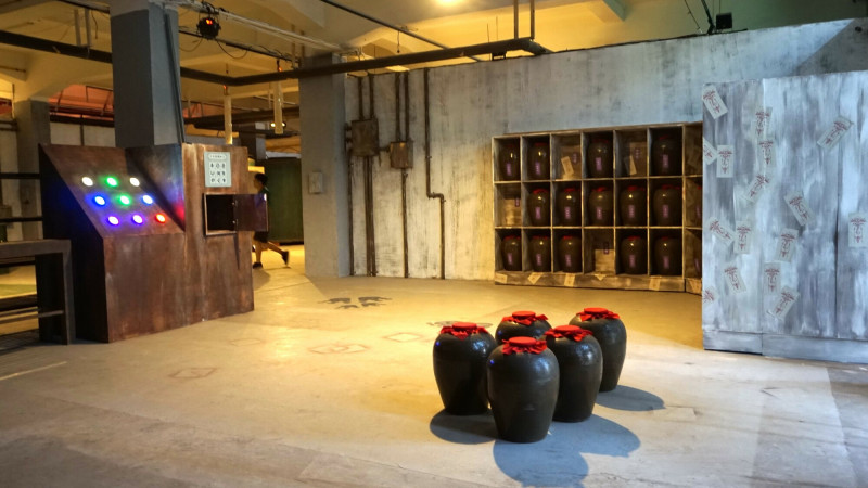 嘉創園區前身為嘉義舊酒廠，A棟融入釀酒文物和故事場景，打造出沉浸式體驗展演。（記者董柏廷攝）