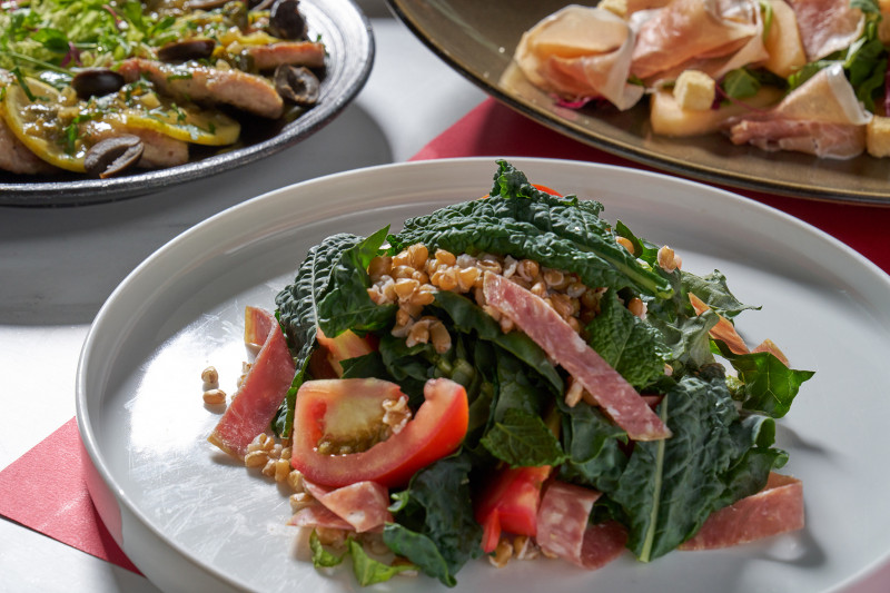 「羽衣甘藍沙拉佐義式香醋」使用義式香腸薩拉米與來自艾米利亞的陳年香醋，清爽開胃。（台北福華提供）