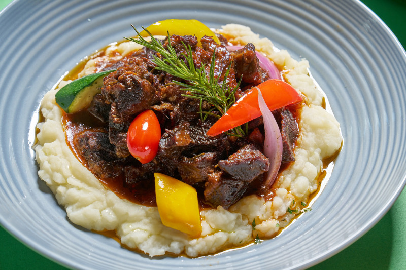 「義式紅酒燴牛頰肉」_以牛頰肉加入蔬菜、義式香料及紅酒燉煮。（台北福華提供）