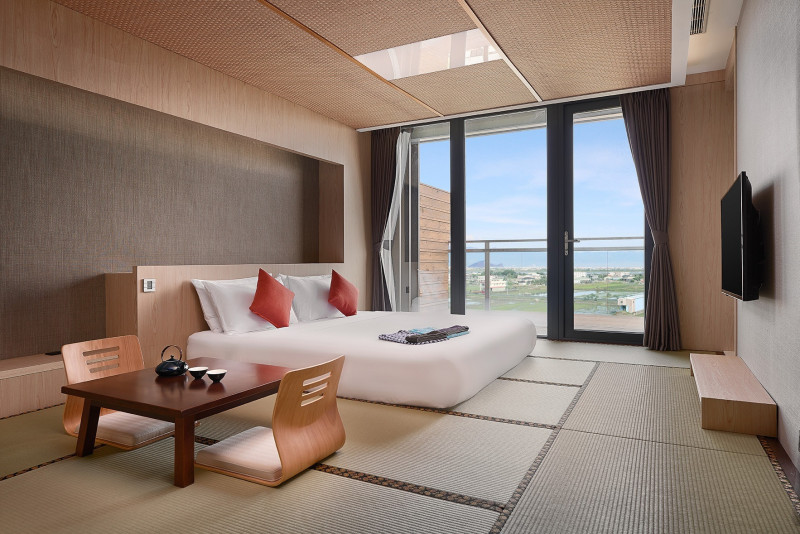 綠舞國際觀光飯店推出綠舞黑皮萌萌噠跨年假期住房專案，邀住客一起開心倒數迎接新的一年。（綠舞國際觀光飯店提供）