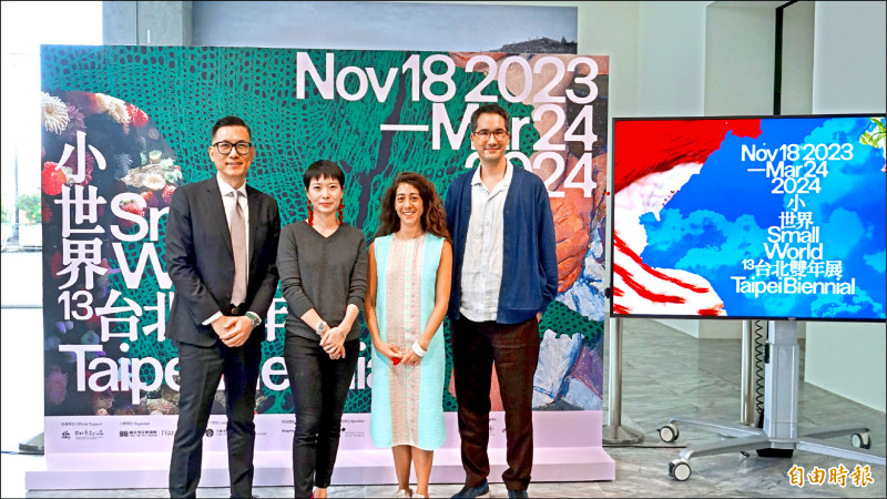 台北市立美術館館長王俊傑（左起）與2023台北雙年展策展人周安曼、莉姆．夏迪德、穆柏安合影。（記者董柏廷攝）