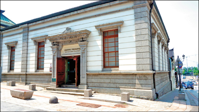 仁川開港場近代建築博物館外觀採用木製桁架與日式瓦頂建造，具有日本現代建築風情，內部展示各種近代建築物模型。