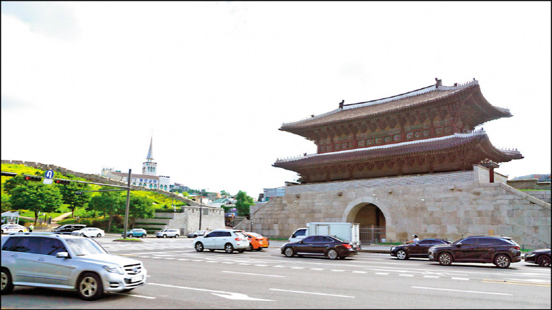 首爾市中心的古城門，藏著朝鮮時代的痕跡。