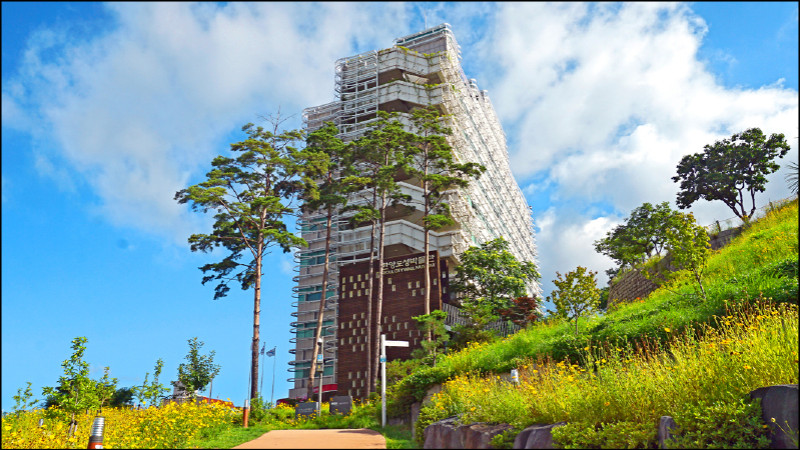 位於東大門站附近的首爾城牆博物館，展示從朝鮮王朝至今日首爾城牆的歷史和文化。