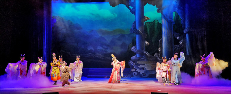 《青蟬》描述女主角青蟬姊弟失散多年後在皇宮相聚，卻必須面對犯下重罪的母親（中），探討家庭與親情問題。（記者凌美雪攝）