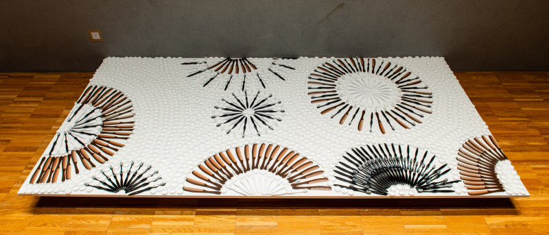 「裝置作品區」由南港老爺行旅員工將飯店回收備品發揮創意現地創作，打造「煙火」藝術創作展品。（南港老爺行旅提供）