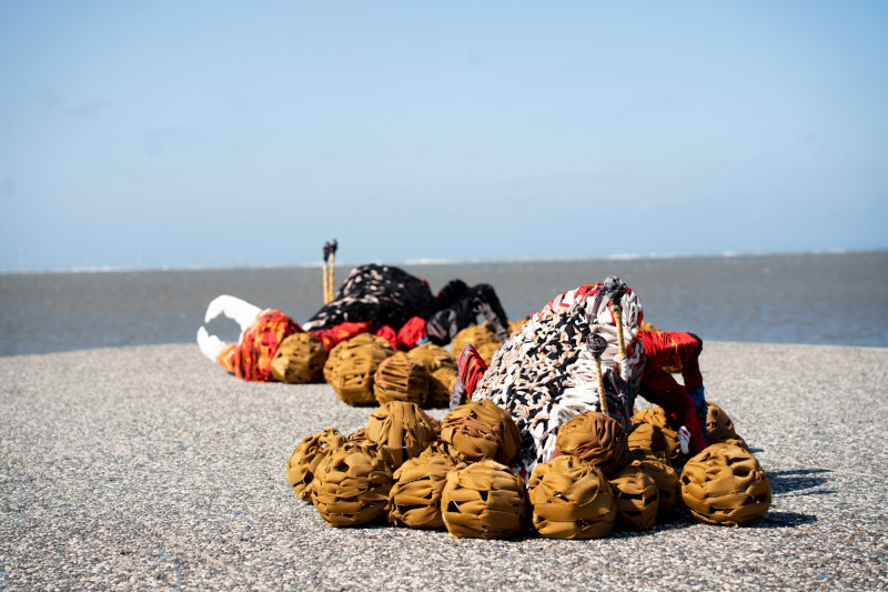 新竹市「香山濕地藝術季」登場，邀市民來賞蟹步道觀「竹潮」，觀賞螃蟹藝術裝置，也可觀潮夕看夕陽。（新竹市府提供）