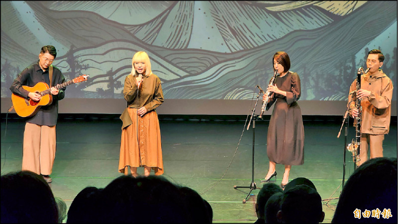 春麵樂隊的「後現代登高指南」，透過不插電的器樂原聲穿插唸白與聲響設計，演繹登山者心境，重新檢視身在台灣與山林土地的關係，以別緻又樸實的春麵風格呈現。（記者凌美雪攝）