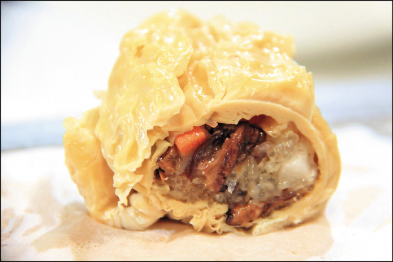 蒸好的豆皮切段，再入鍋炸香。