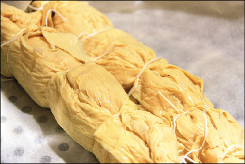 豆皮捲好用繩子綁好，先蒸25分鐘。