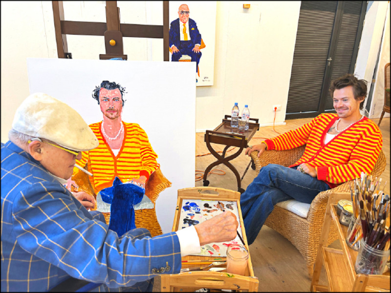 大衛．霍克尼於2022年6月1日在諾曼第工作室為哈利．史泰爾斯繪製肖像。（倫敦國家肖像美術館提供）