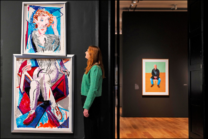 倫敦國家肖像美術館「大衛．霍克尼：取材自生活的繪畫」展覽現場。（倫敦國家肖像美術館提供）