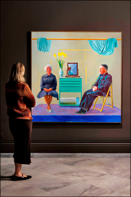 大衛．霍克尼作品〈我的父母和我自己〉。（倫敦國家肖像美術館提供）