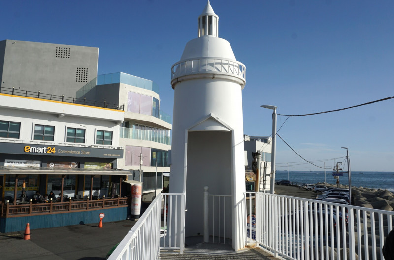 白色燈塔造型典雅可愛。（記者董柏廷攝）