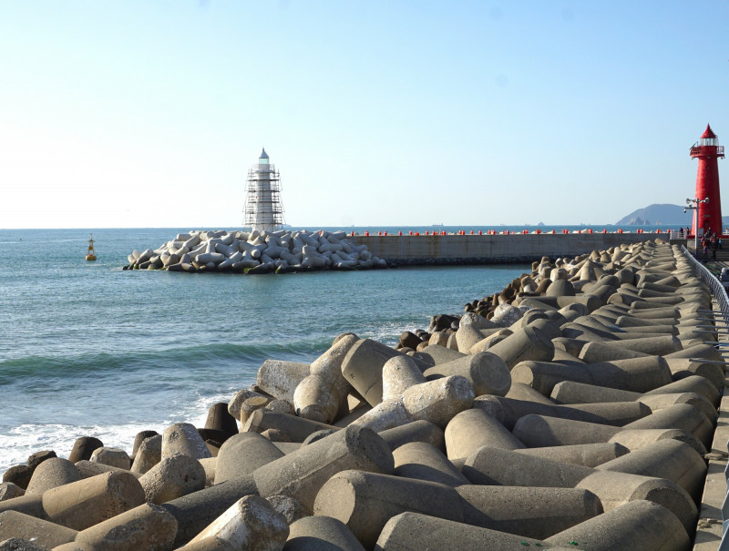 靑沙浦站外，著名的紅白燈塔。（記者董柏廷攝）