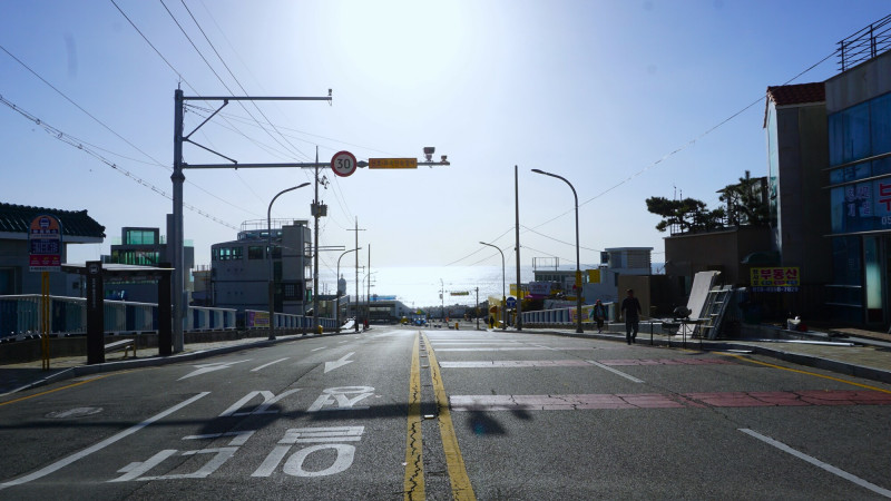 靑沙浦站外，公路過去直通藍藍大海。（記者董柏廷攝）