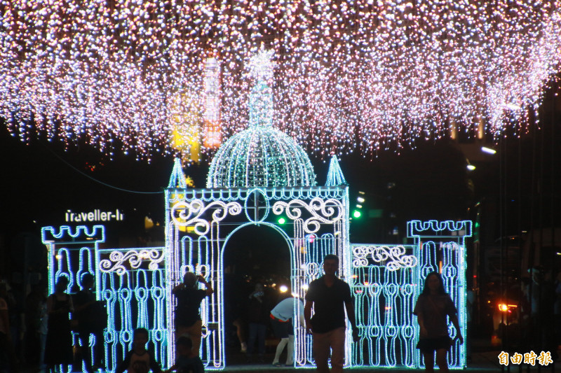 台東鐵花新聚落「鐵花燈の祭」點燈，將持續到明（2024）年2月25日。（記者黃明堂攝）